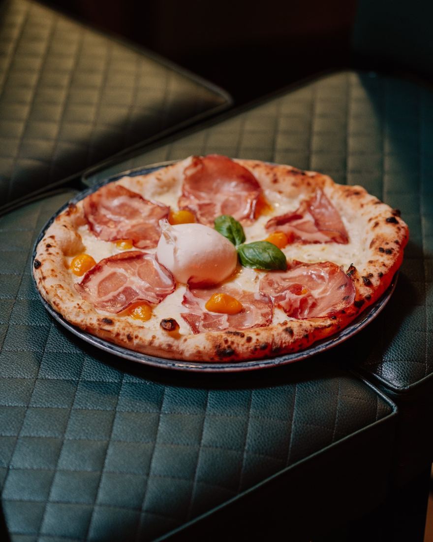 Pizza in teglia digeribile Lyevitò con capocollo e burrata nella teglia di ferro blu