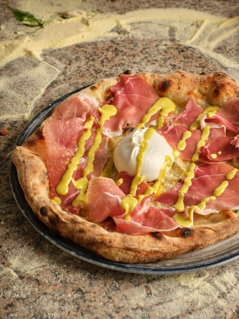 Pizza Monetti con crudo di Parma, pesto di pistacchio e burrata