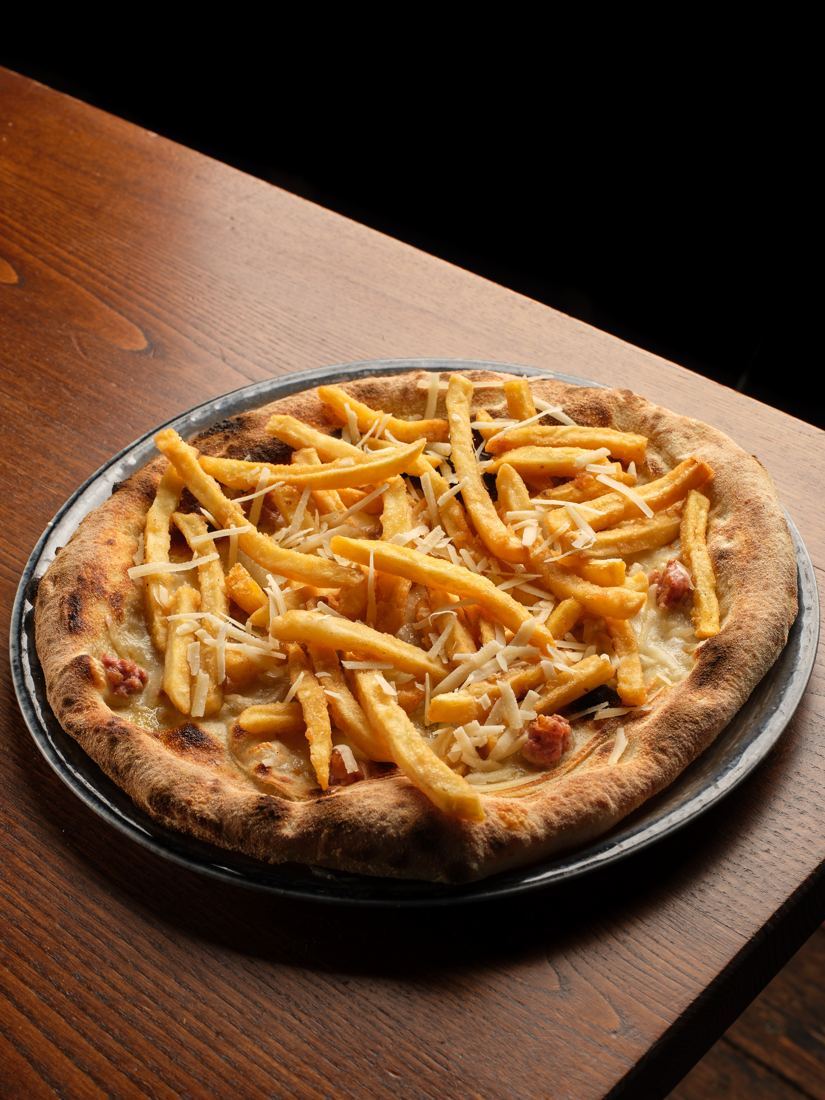 Pizza Patanara con salsiccia e patatine fritte