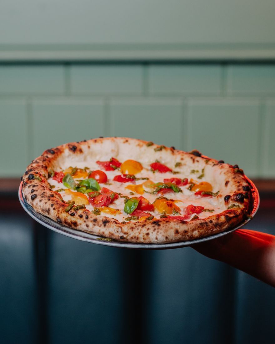 Pizza in teglia digeribile appena sfornata servita al tavolo