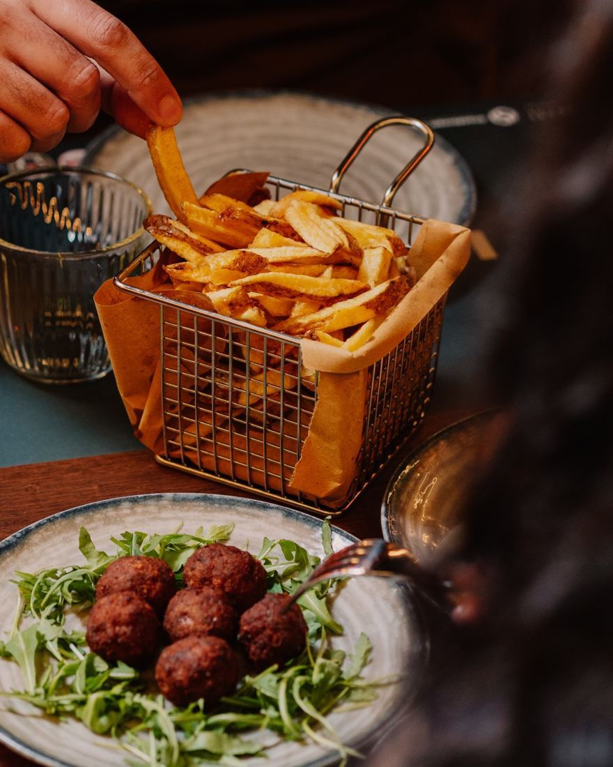 Polpette di carne fatte in casa e patatine croccanti